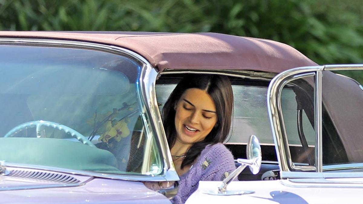 Kendall Jenner se viste conjuntada con su coche