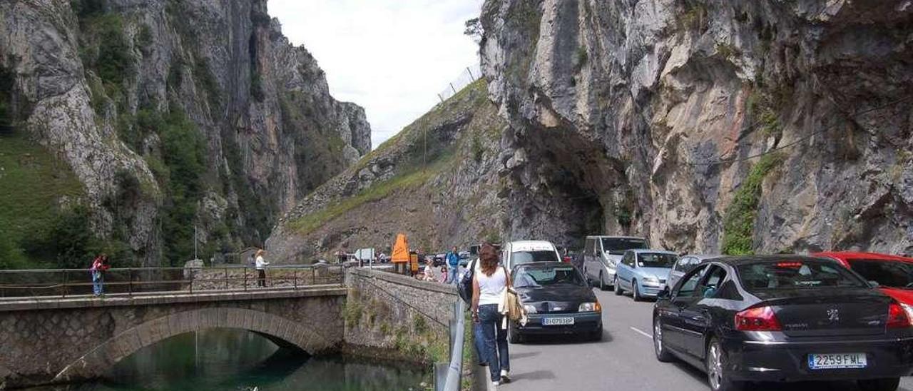 La entrada al parque nacional de los Picos de Europa por Poncebos (Cabrales).