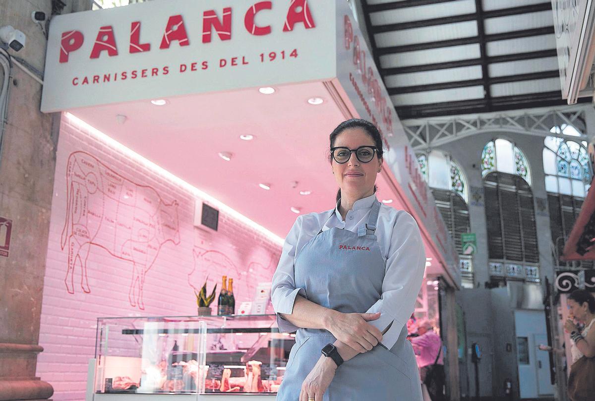Natalia Estellés, ante su puesto en el Mercado Central de València, el   lunes
