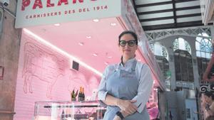 Natalia Estellés, ante su puesto en el Mercado Central de València, el  lunes