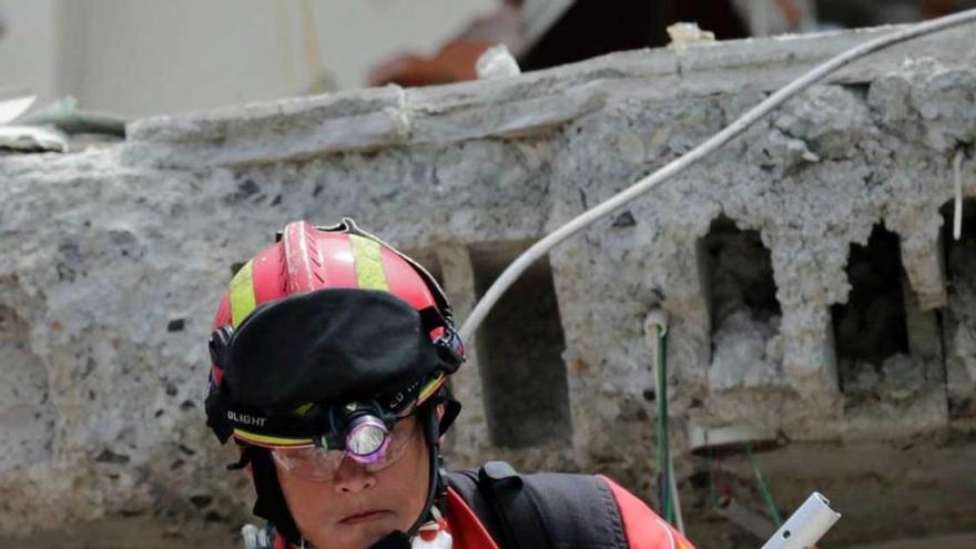 Un miembro del grupo de rescate español busca supervivientes entre los escombros. reuter