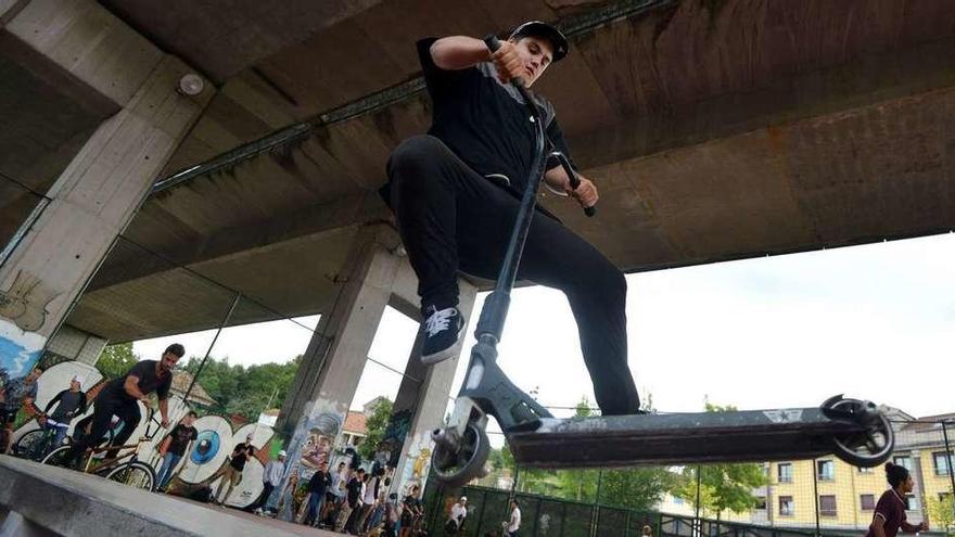 Un joven realiza una acrobacia con su monopatín en el nuevo skatepark de Mollabao. // Gustavo Santos