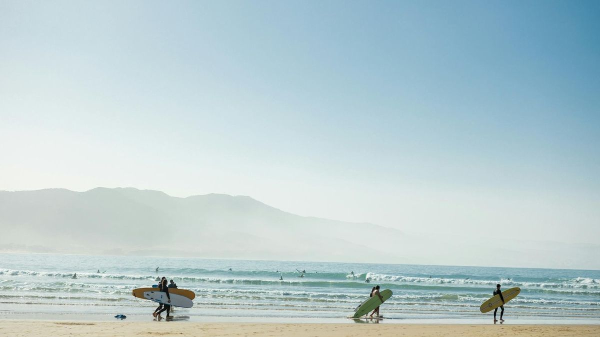Parece Bali, pero está al lado de España: la desconocida ciudad con playas paradisíacas y ambiente bohemio