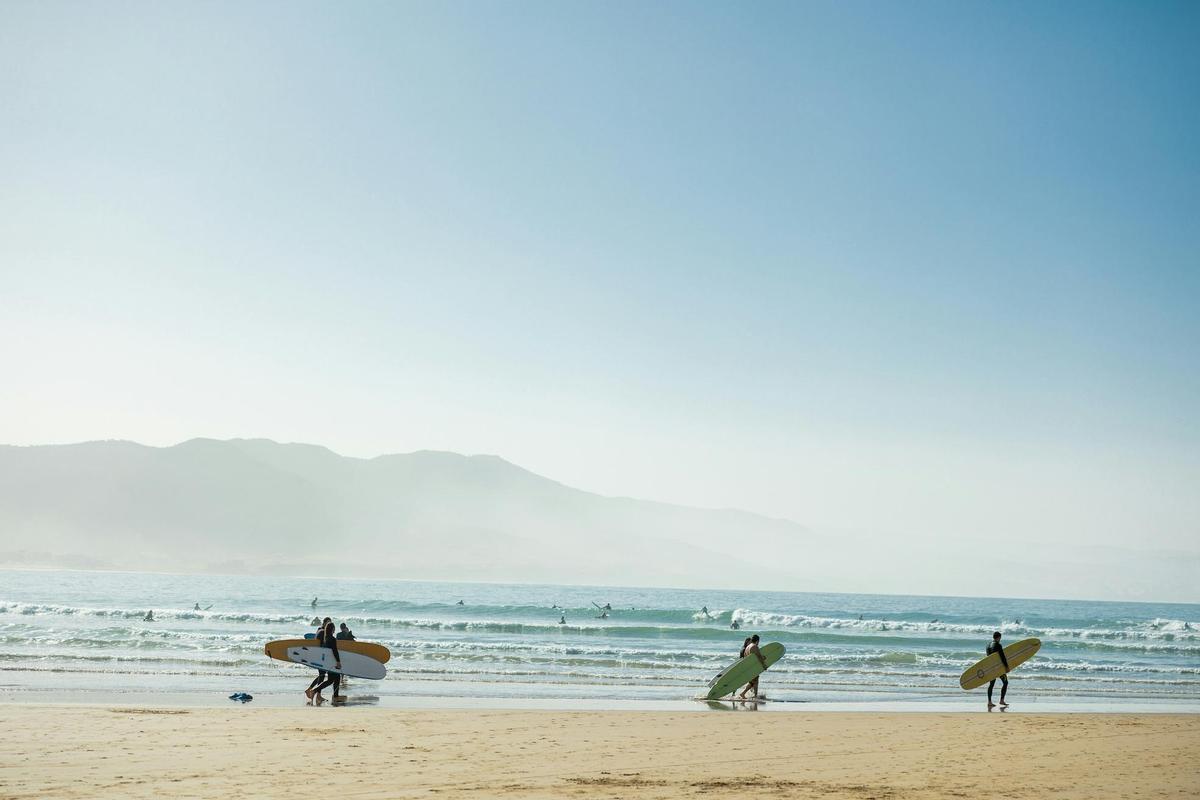 Parece Bali, pero está al lado de España: la desconocida ciudad con playas paradisíacas y ambiente bohemio