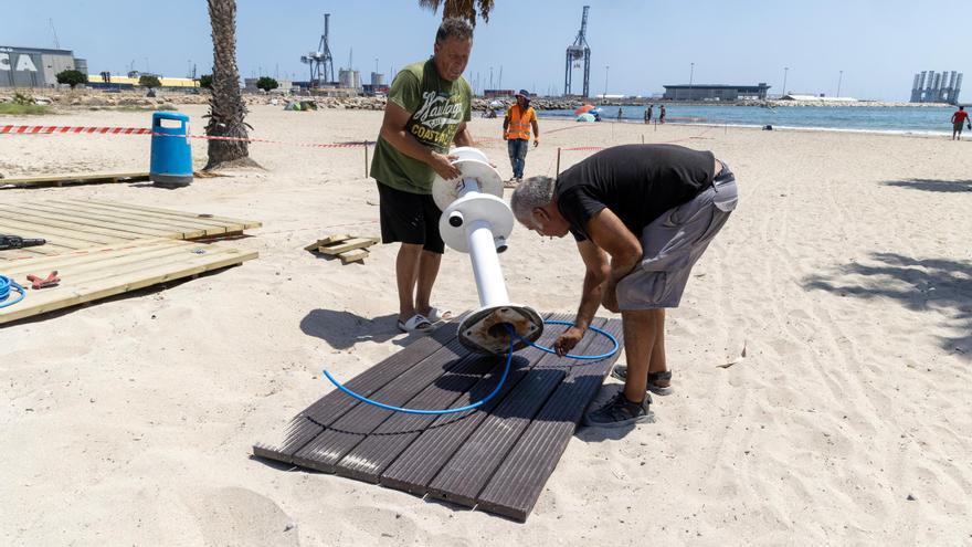 La playa de San Gabriel estrena lavapiés y pasarela de madera en agosto