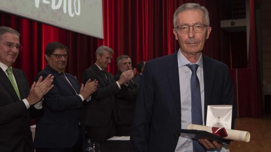 Los médicos de A Coruña entregan su máxima distinción a Arturo Louro
