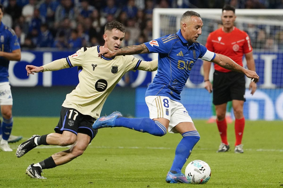 El centrocampista del Oviedo Santi Cazorla (d) juega un balón ante Marc Casadó, del Barcelona, durante el partido de la sexta jornada de LaLiga EA Sports que Real Oviedo y FC Barcelona disputaron en el estadio Carlos Tartiere. EFE/Paco Paredes. (Oviedo) (Barcelona) añade vestuarios