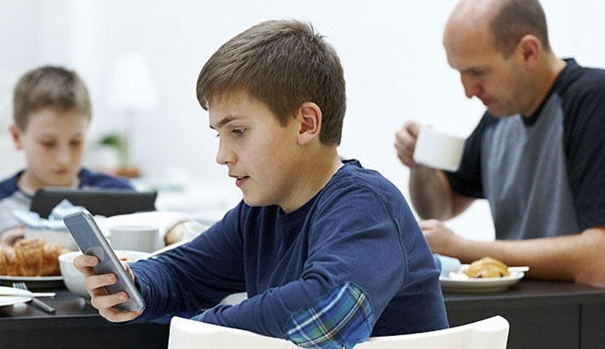 El uso del móvil por los niños planeta diversos problemas.