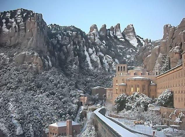 La neu a Montserrat deixa imatges de postal