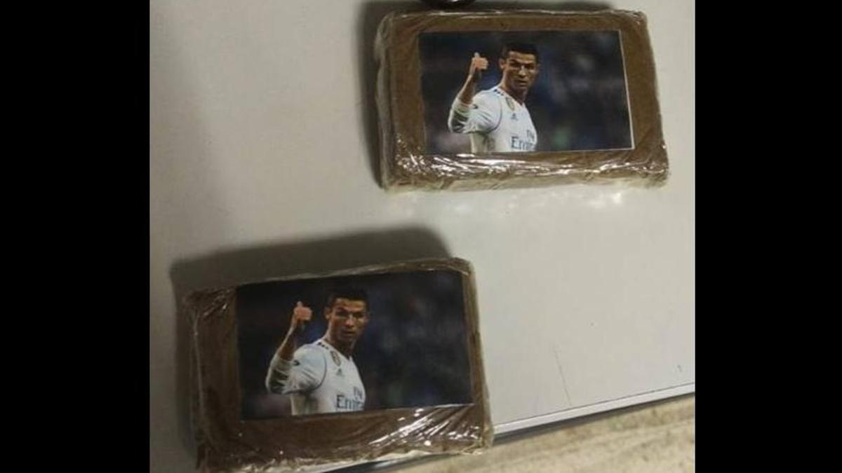Imagen de la mercancía interceptada por los Mossos con la fotografía de Cristiano Ronaldo