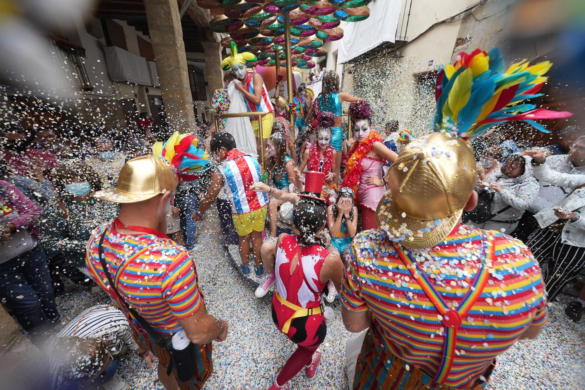 Búscate en el desfile de carrozas y disfraces de l'Anunci de Morella