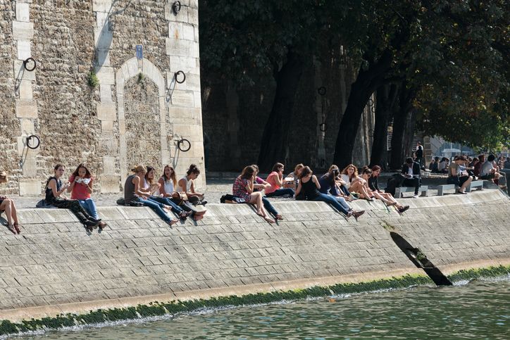Siéntete como una parisina disfrutando de un pícnic en el Sena.