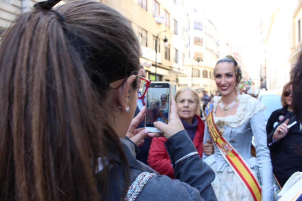 La escena al acabar cada "mascletà", camino del coche oficial