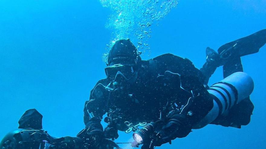 Buzo en una inmersión en la bahía coruñesa con el equipo de Buceo Galicia. |   // ADRIÁN LEIRA