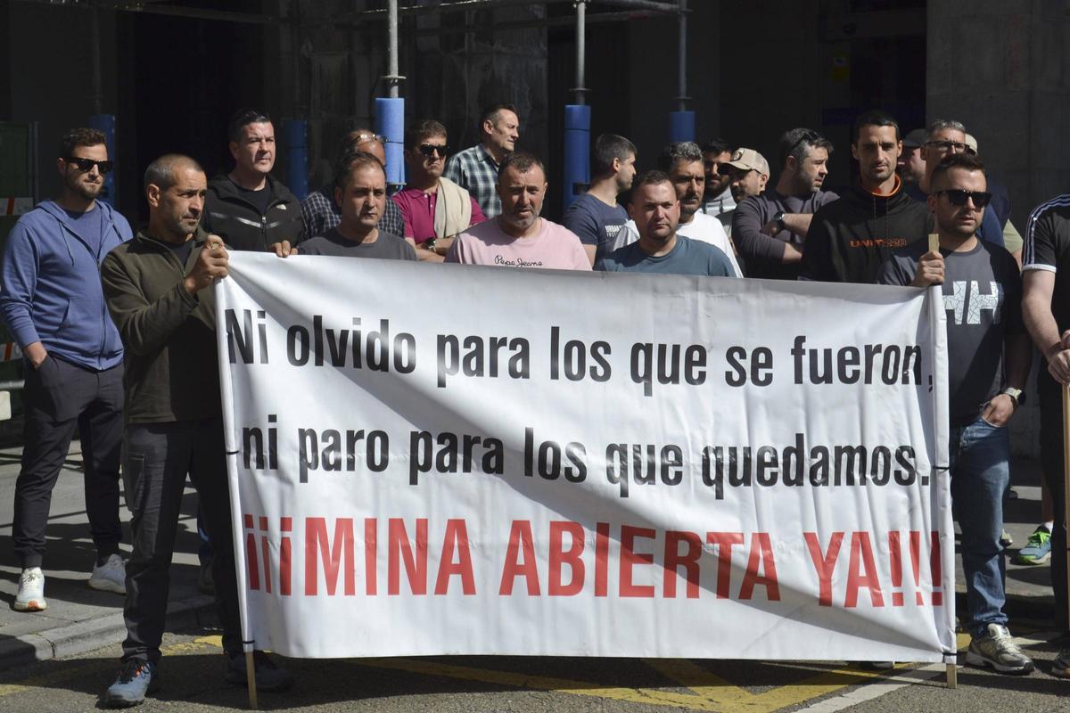 Los trabajadores de la mina de Vega de Rengos, en una concentración frente a Delegación de Gobierno.