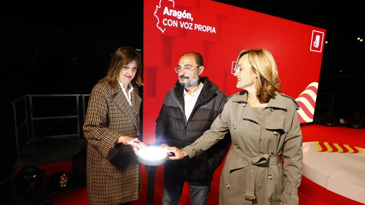 La portavoz del PSOE, Pilar Alegría, a la derecha, vivió el arranque de campaña del PSOE en el Náutico, en Zaragoza. | JAIME GALINDO