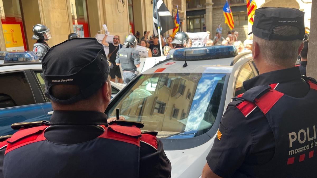 Un dels vehicles policials durant l'arribada dels detinguts a Solsona