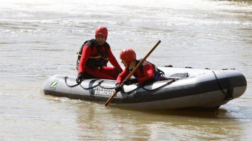 Bomberos en la operación de rescate