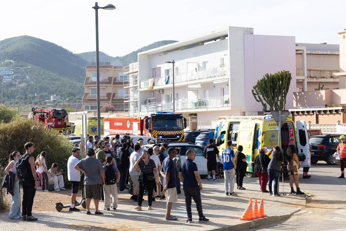 Vecinos congregados en la calle tras la explosión.