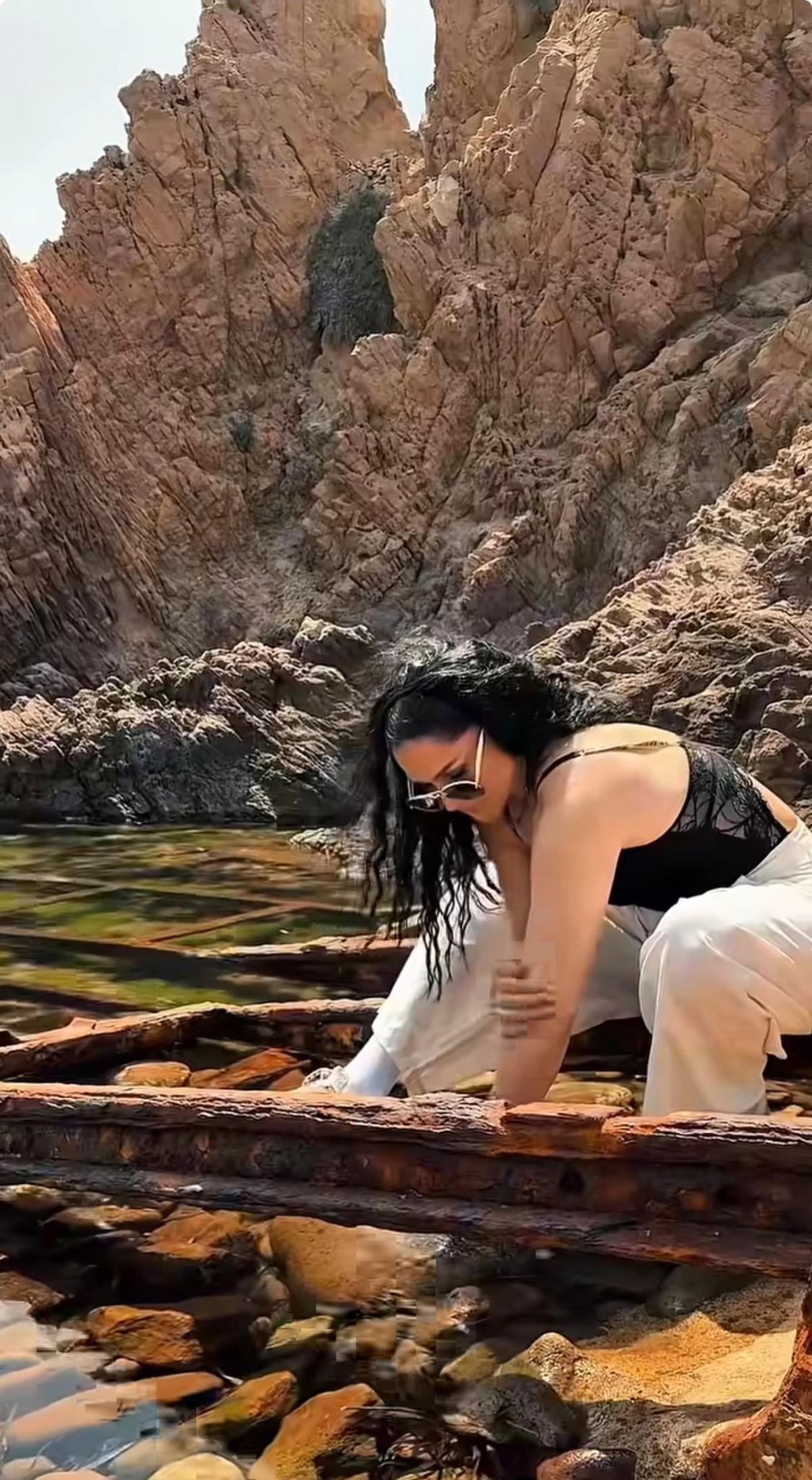 Rosa López se refugia en el Arrecife de las Sirenas, en Cabo de Gata