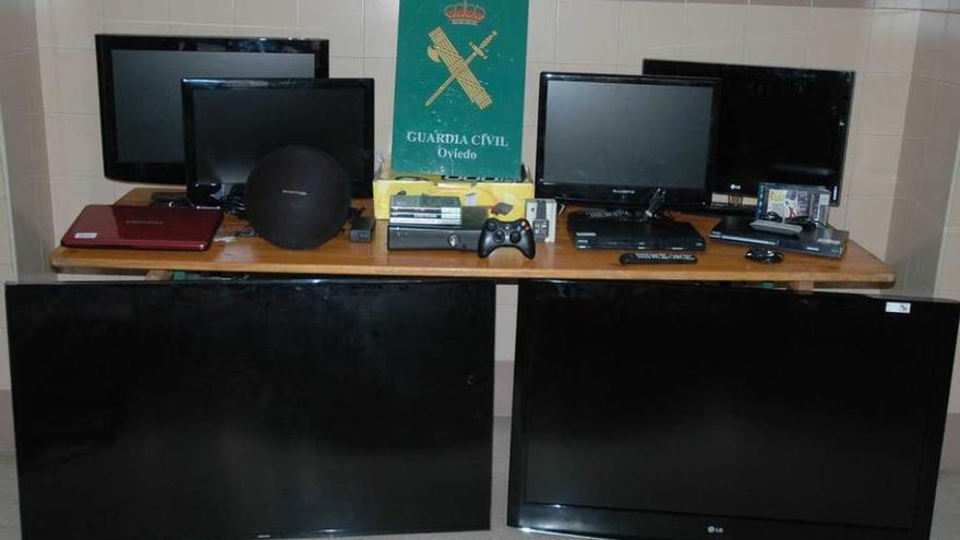 Objetos recuperados por la Guardia Civil después de haber sido robados en la estación lenense.