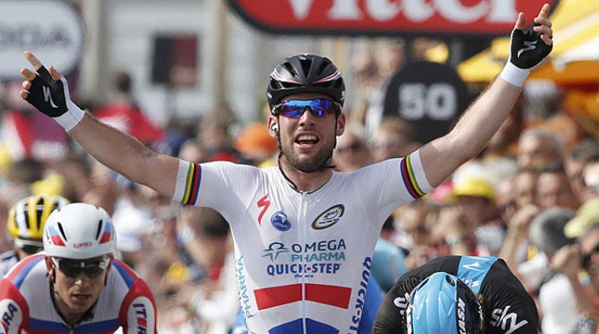 Mark Cavendish travessa la meta de la cinquena etapa del Tour.