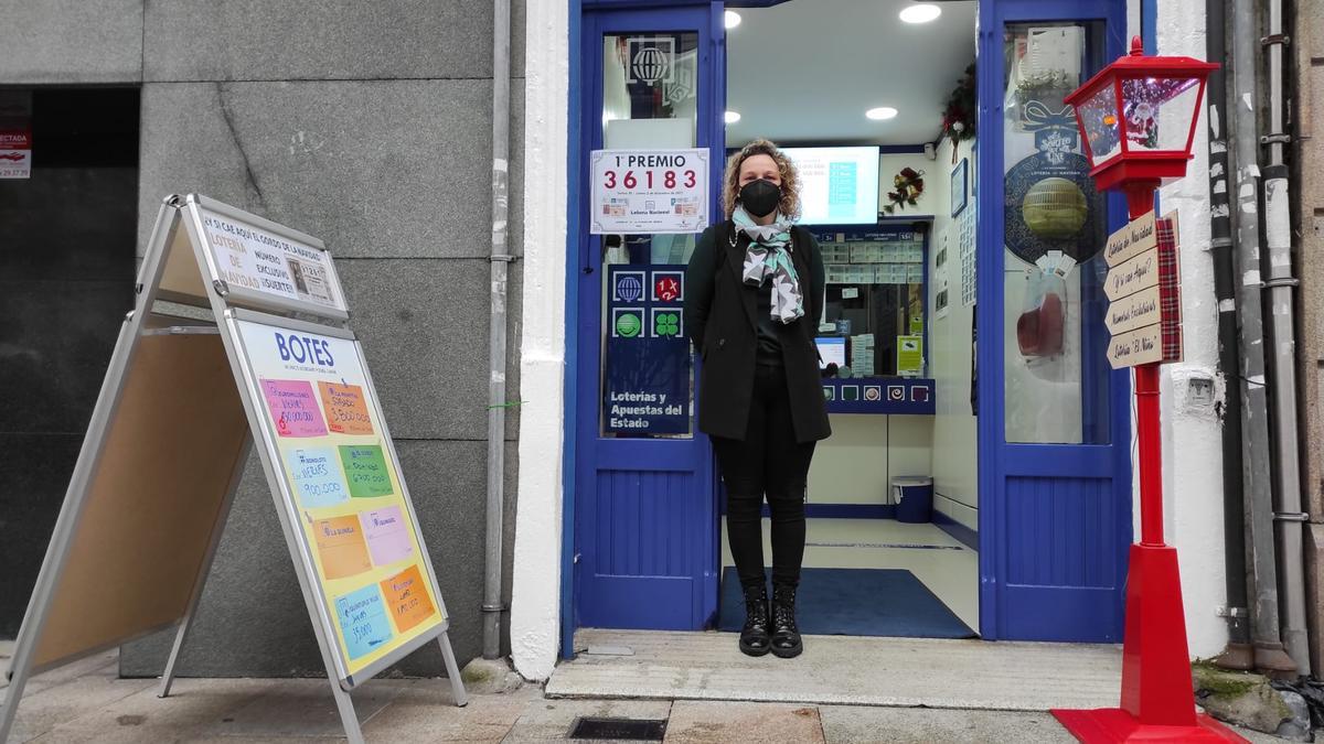 El primer premio fue despachado, entre otras, en la administración de Policarpo Sanz 42, en Vigo que regenta Victoria Camesella.