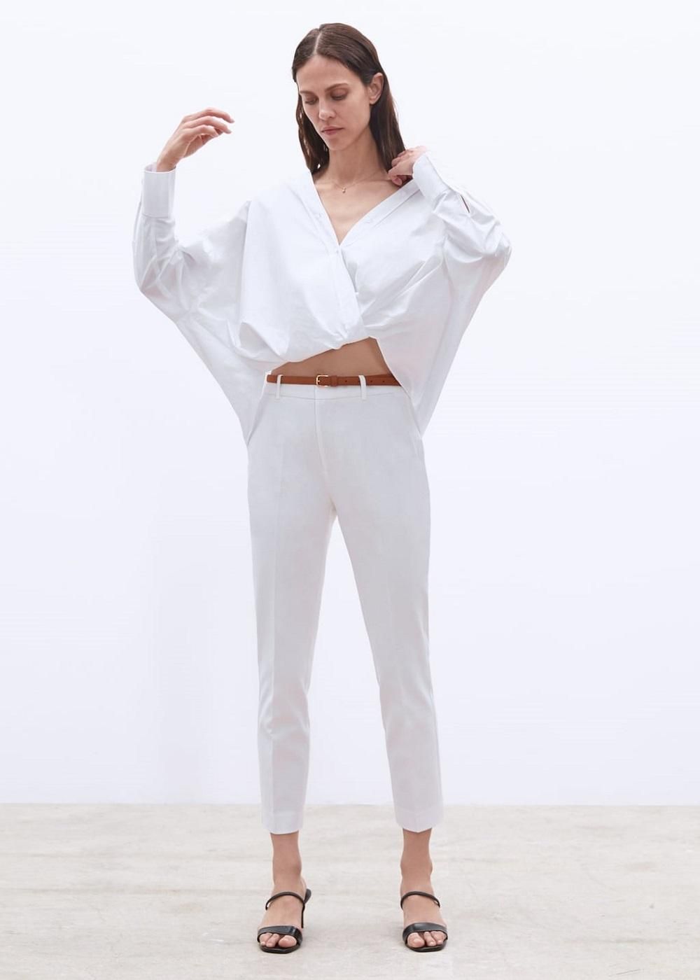 Pantalón chino con cinturón, de Zara