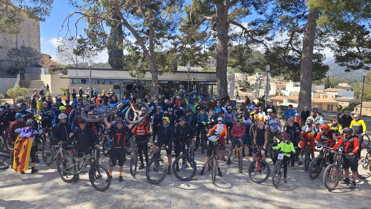 FOTOS | La protesta de los ciclistas contra la Ley de la Serra, en imágenes