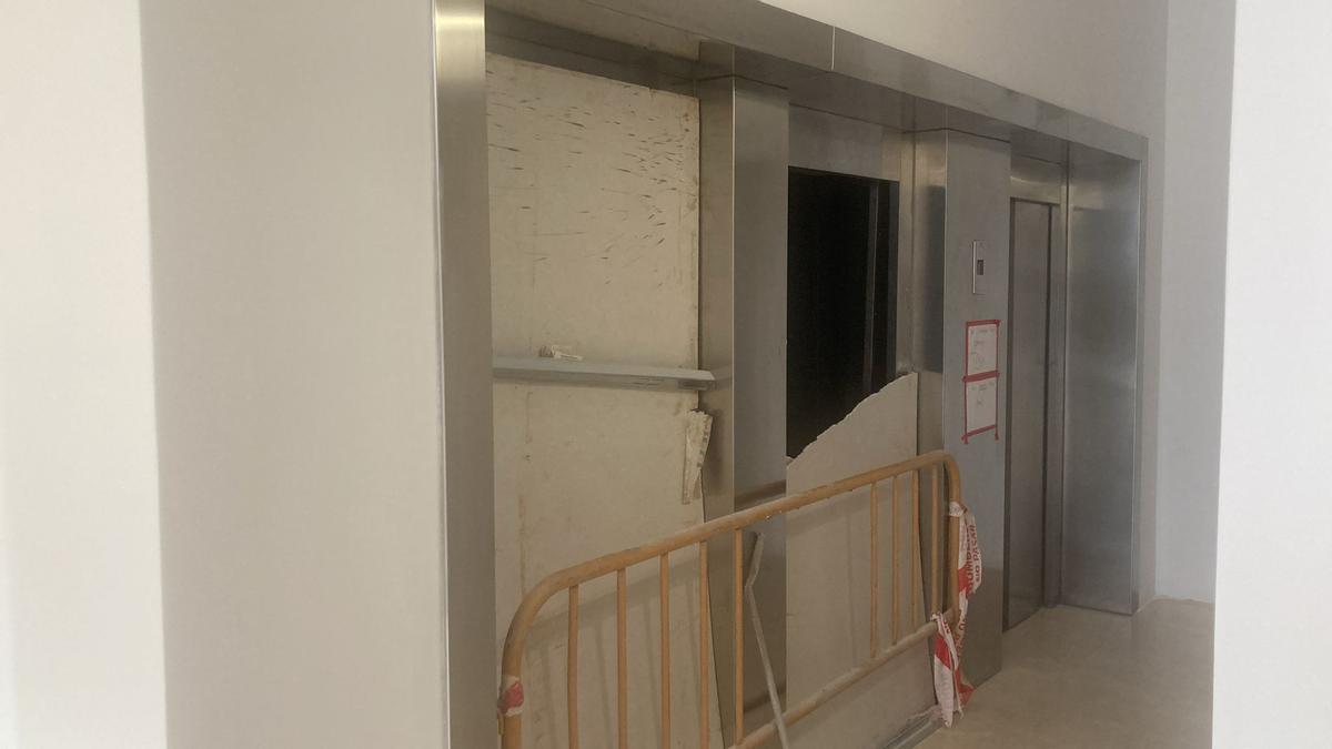 Uno de los ascensores de una torre en Sociópolis, seis meses después de la dana