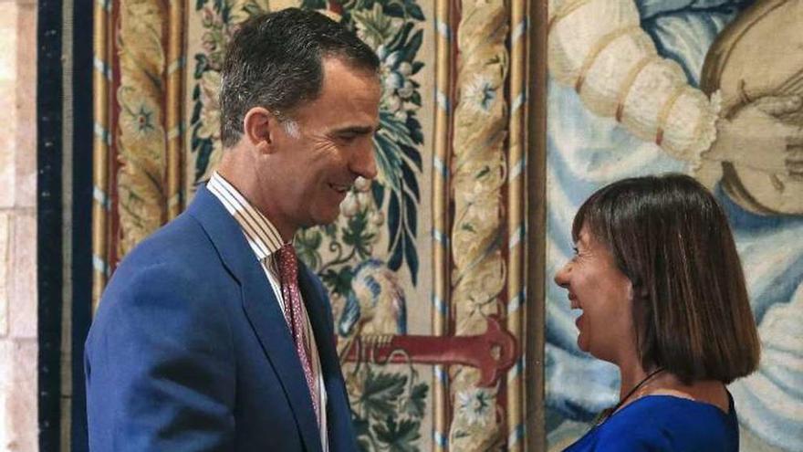 Felipe VI recibe en Palma a la presidenta balear, Francina Armengol. // Efe