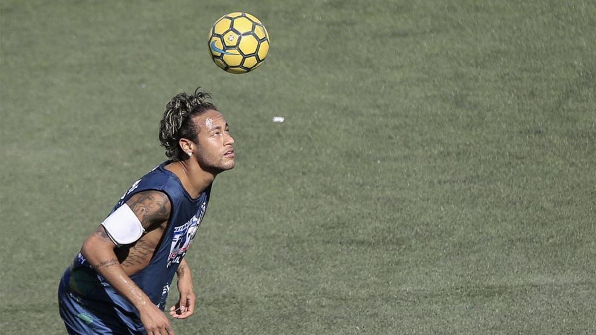 Neymar sigue en Brasil de vacaciones