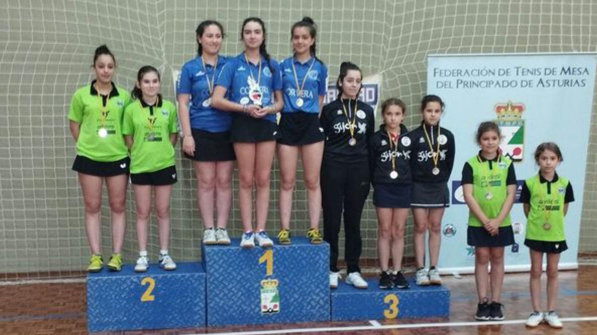 Las medallistas de la categoría infantil femenina, en el podio. | LNE
