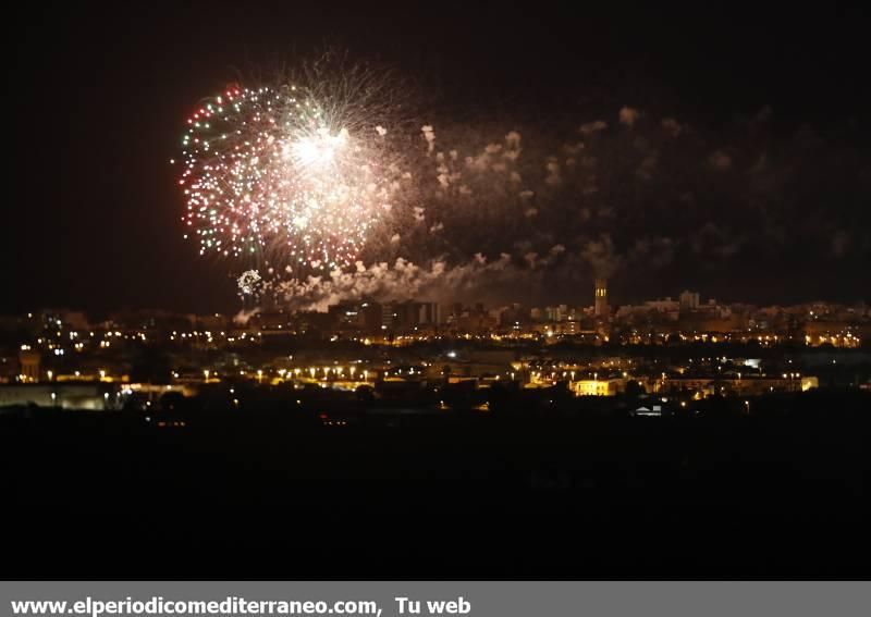 Triple castillo de fuegos artificiales en Burriana