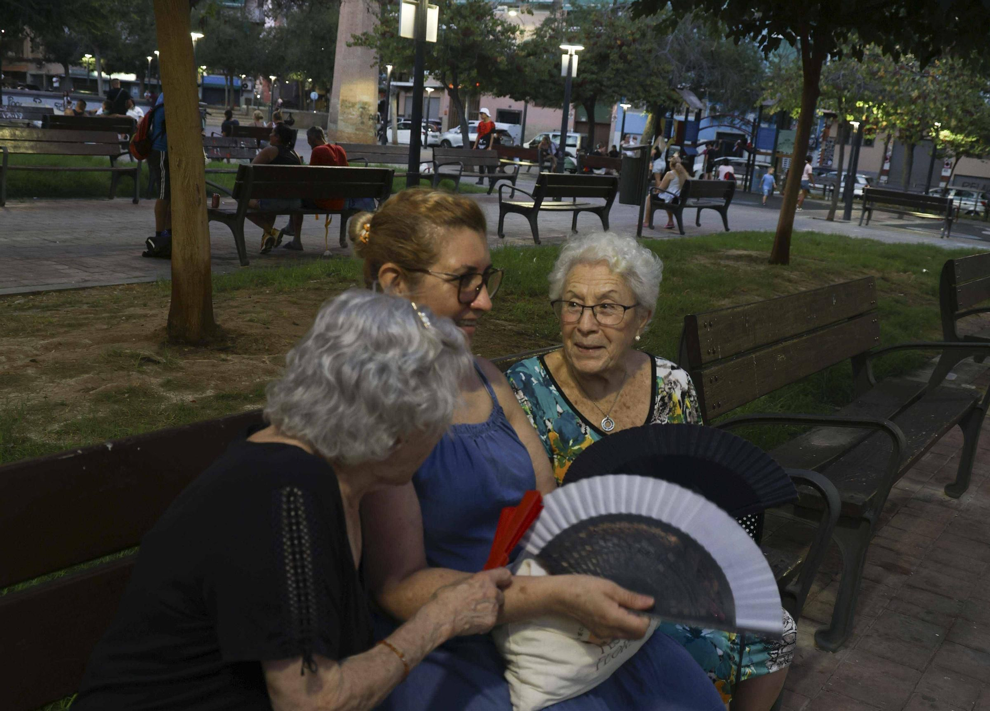 Las familias y vecinos llenan los parques de Carolinas y del Pla durante las noches de verano