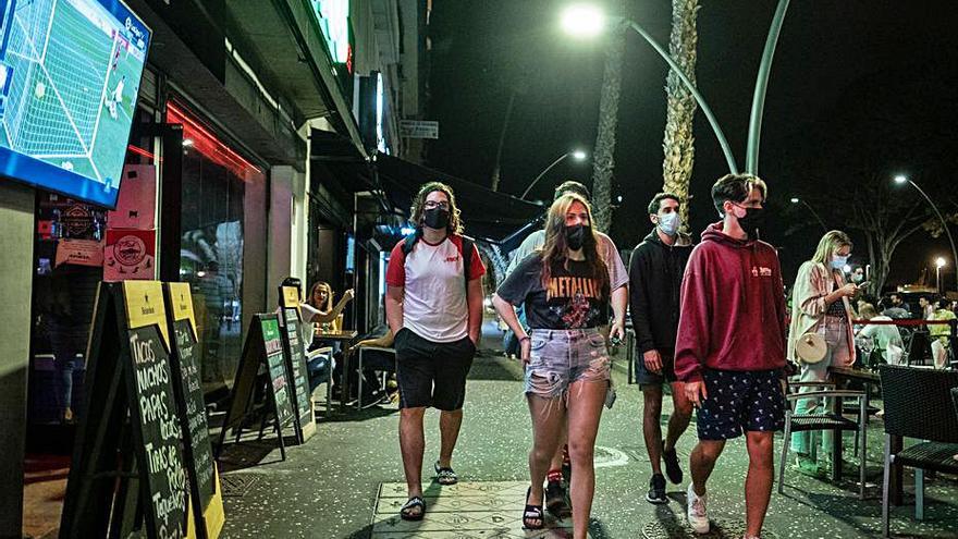 Un grupo de jóvenes vuelve a casa antes del toque de queda en Santa Cruz de Tenerife.