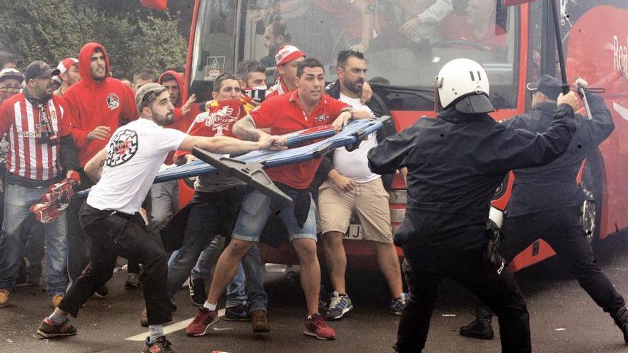 Disturbios entre radicales y Policía Nacional.