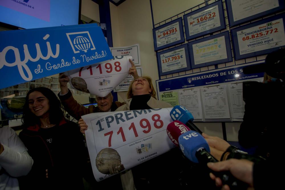 Neringa, la mujer a la que le ha tocado el Gordo en Benetússer, celebra su suerte en la administración de lotería.