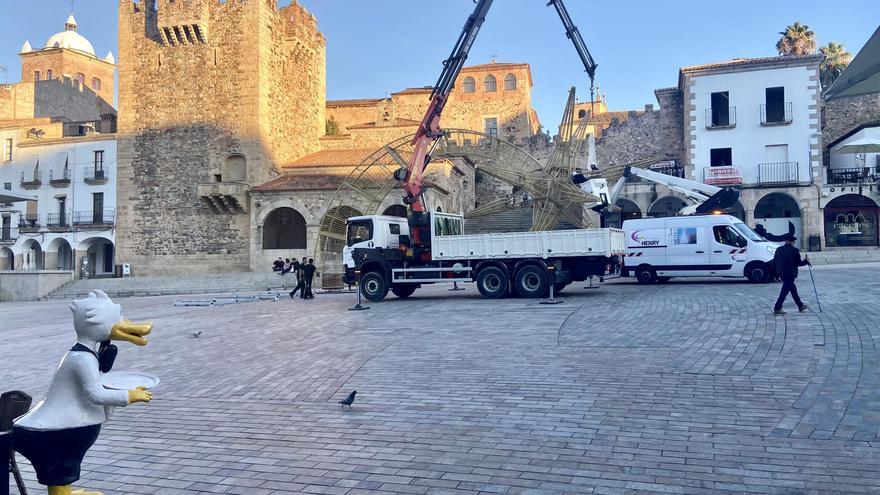 La estrella navideña vuelve a la plaza Mayor de Cáceres por tercer año consecutivo