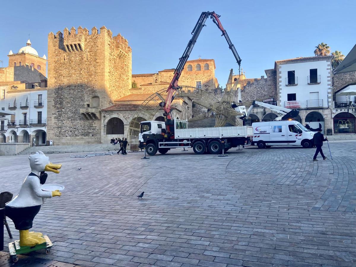 Instalación de la estrella navideña en la plaza Mayor esta tarde.