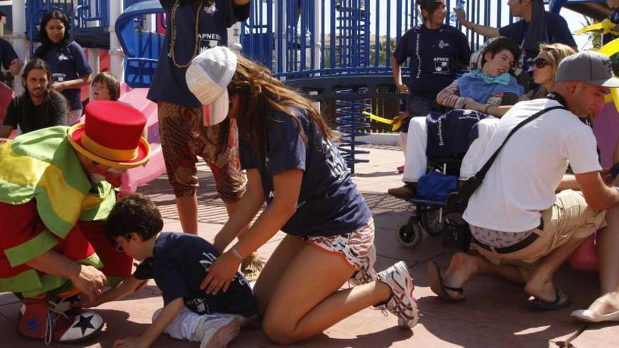 Niños de Apfem, en una jornada en la playa