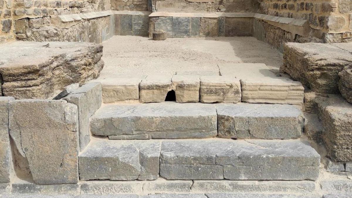 La edícula de la concordia está situada en el lateral norte de la plaza del foro.