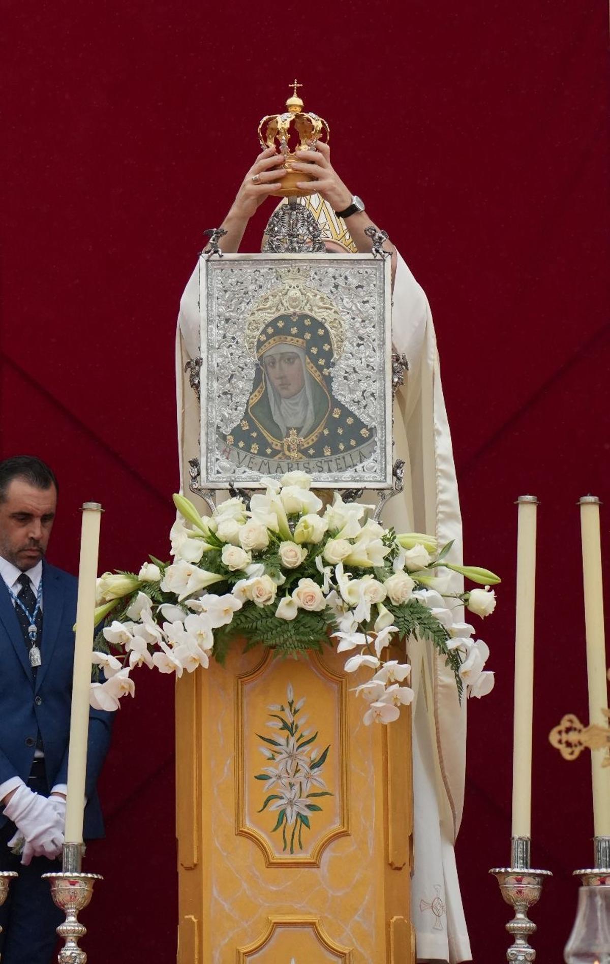 El obispo corona a la patrona de Mutxamel