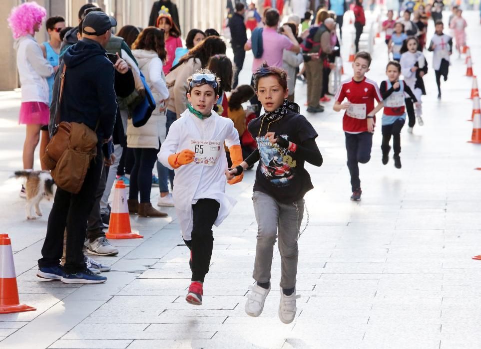 El centro de Vigo fue esta mañana una pista de atletismo improvisada para acoger la sexta edición de la Carreira Popular de Entroido