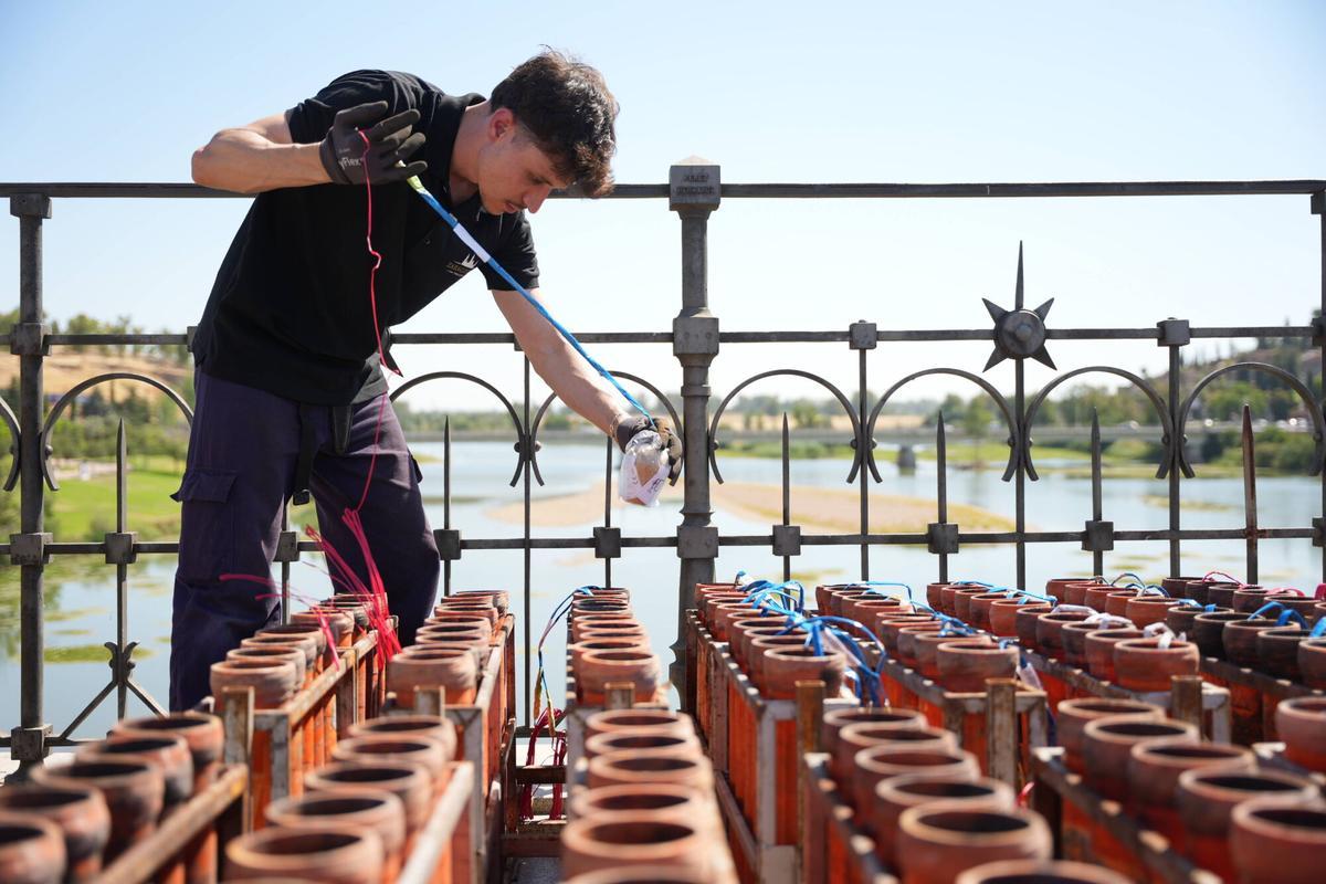 Todo listo en el puente de Palmas de Badajoz para los fuegos de esta noche