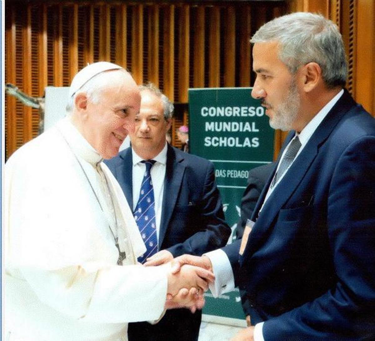 Lluís Serra saluda al papa Francisco.