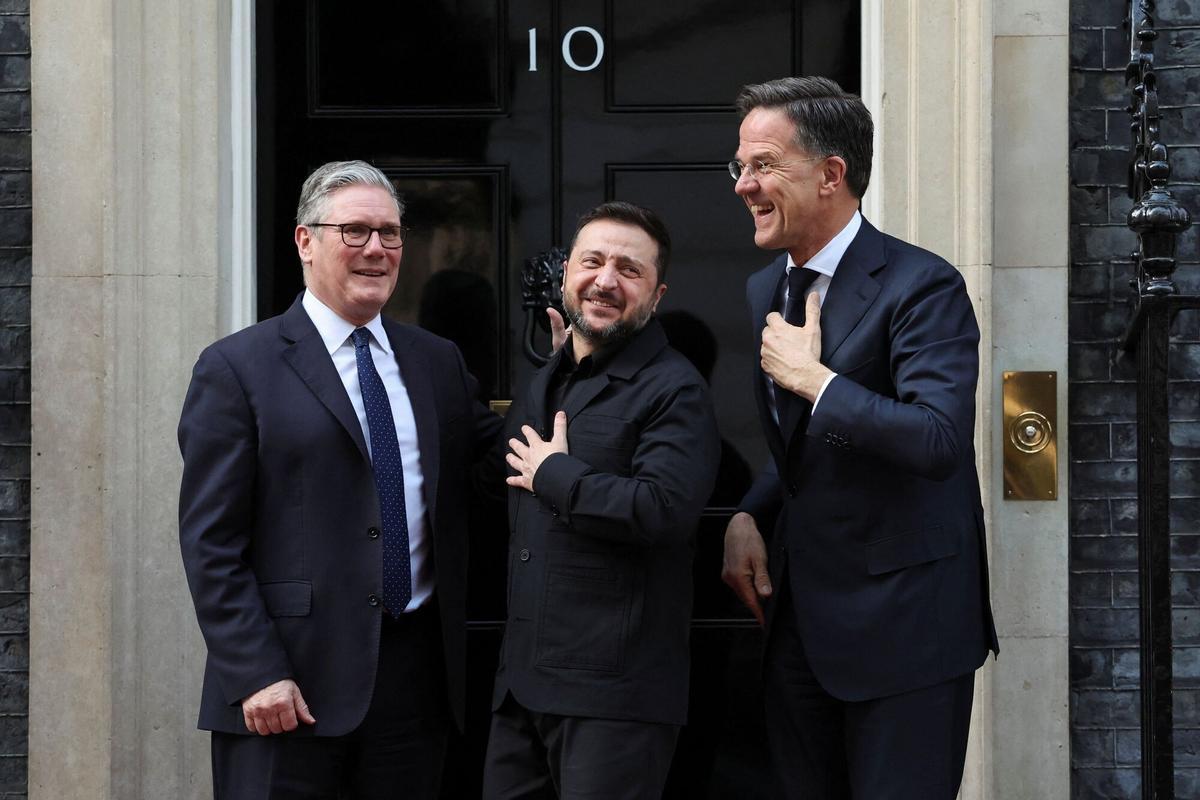 El primer ministro británico, Keir Starmer, el presidente de Ucrania, Volodímir Zelenski, y el secretario general de la OTAN, Mark Rutte, este martes en Londres.