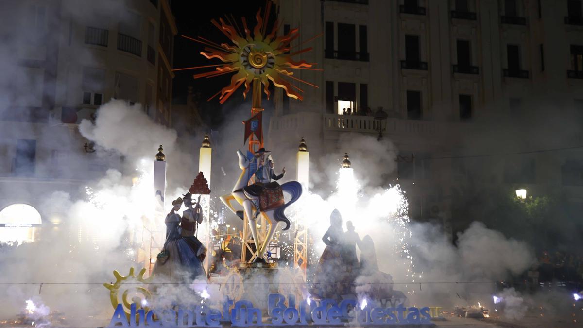 Pasacalles de las bellezas y cremà de las Hogueras en Córdoba.