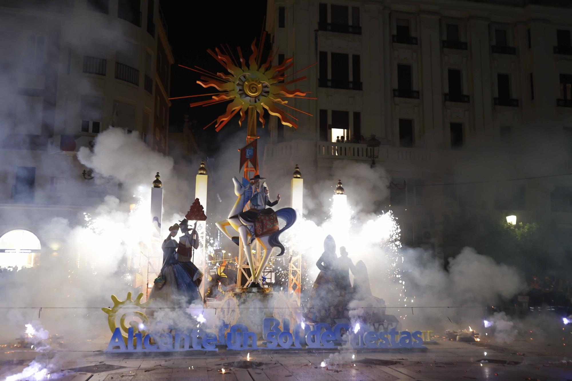 Pasacalles de las bellezas  y cremà Hogueras de Sant Joan en Córdoba