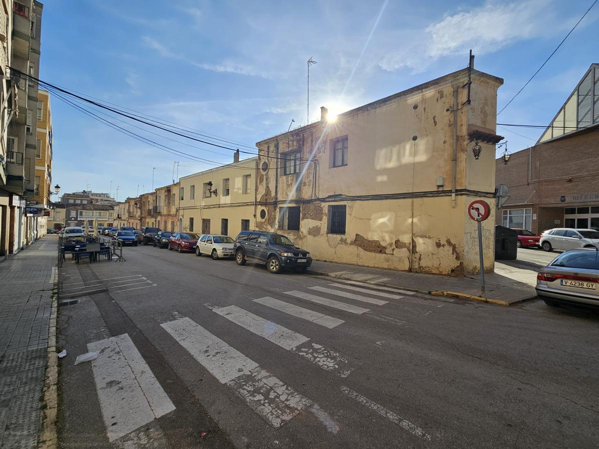 Bloque de viviendas de la "manzana de funcionarios" de Requena.